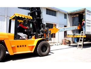 杭州叉車(chē)|玻璃行業(yè)，叉車(chē)串桿屬具卸貨實(shí)拍案例